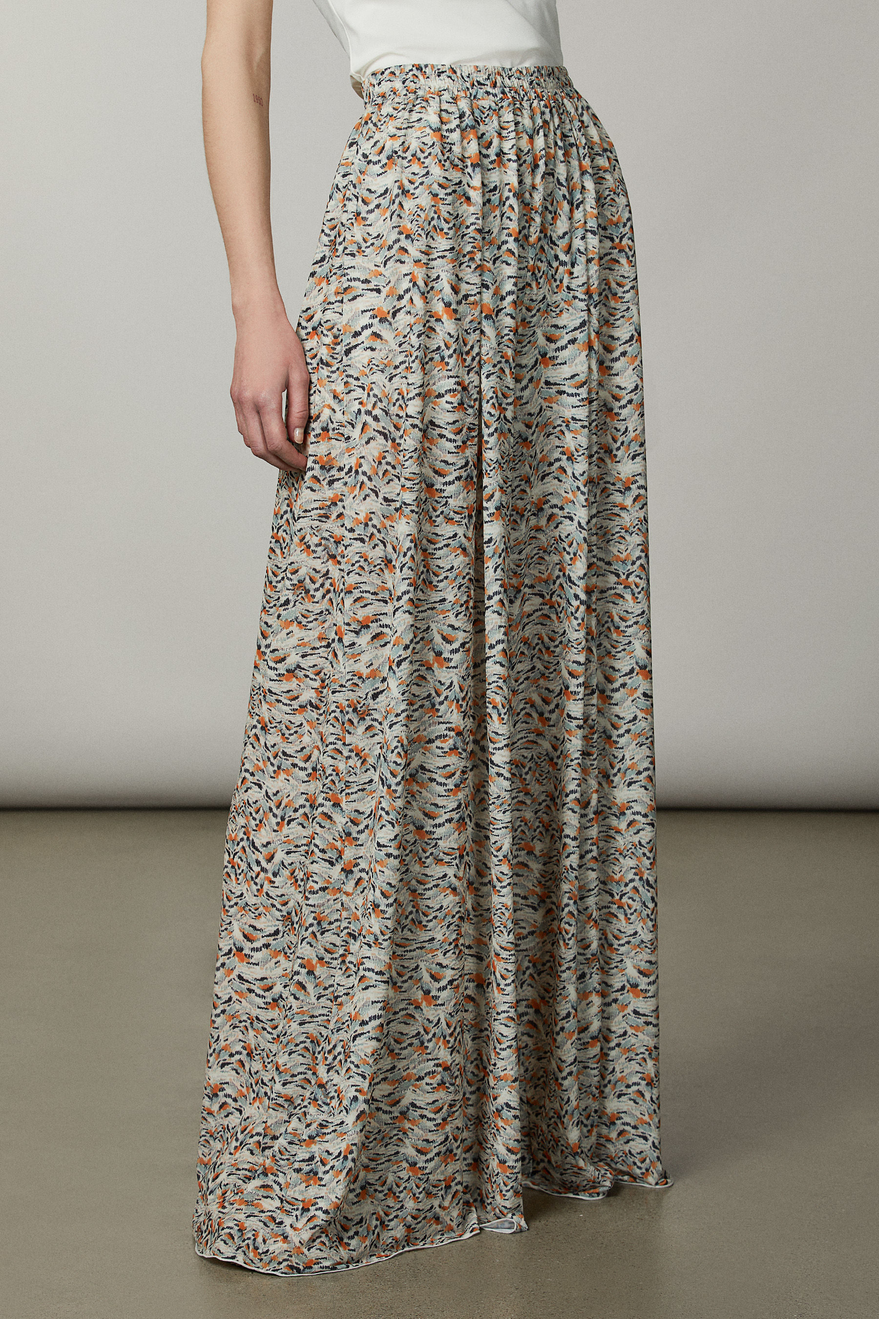 Print-adorned stretch tulle pants 