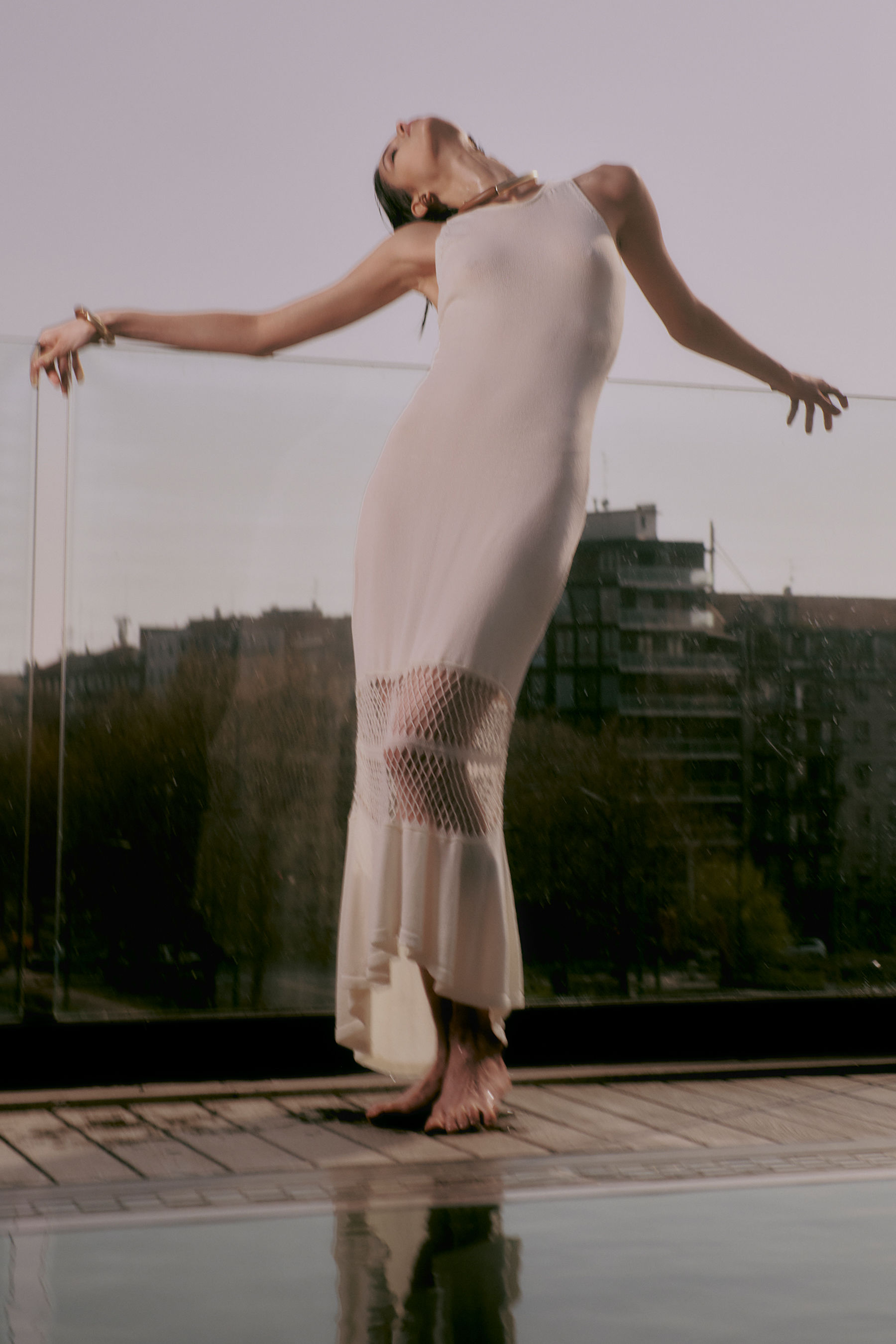 Abito midi con trasparenze