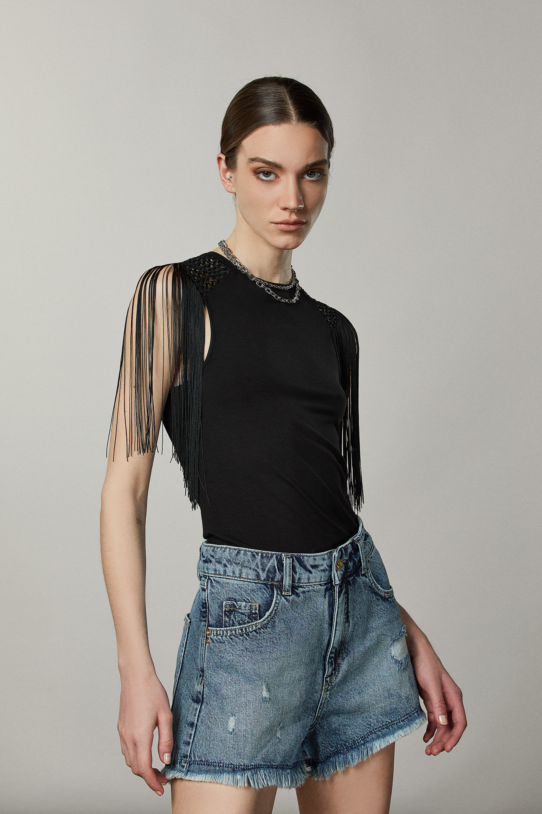 Top girocollo con frange