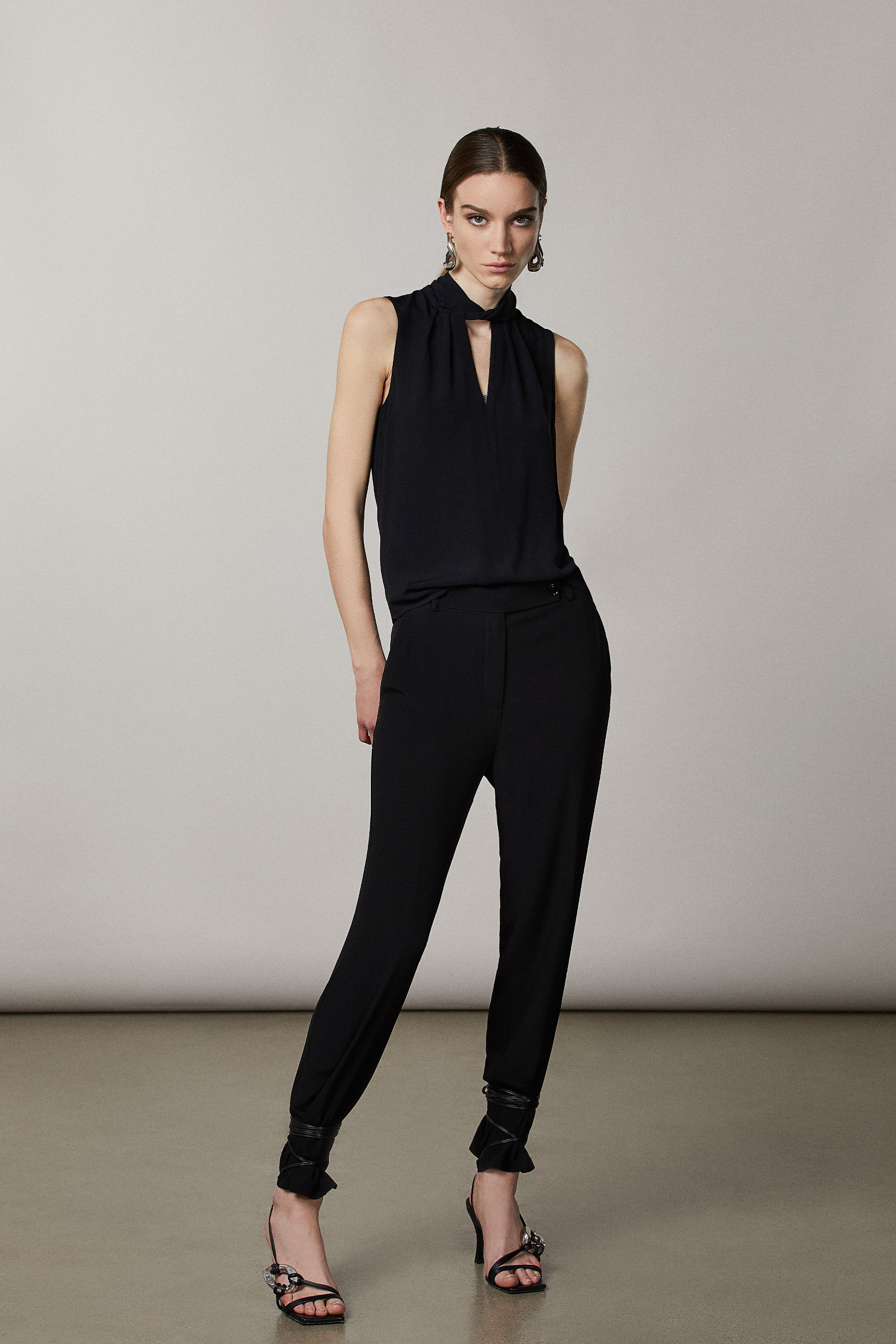 Pantaloni alla caviglia taglio maschile