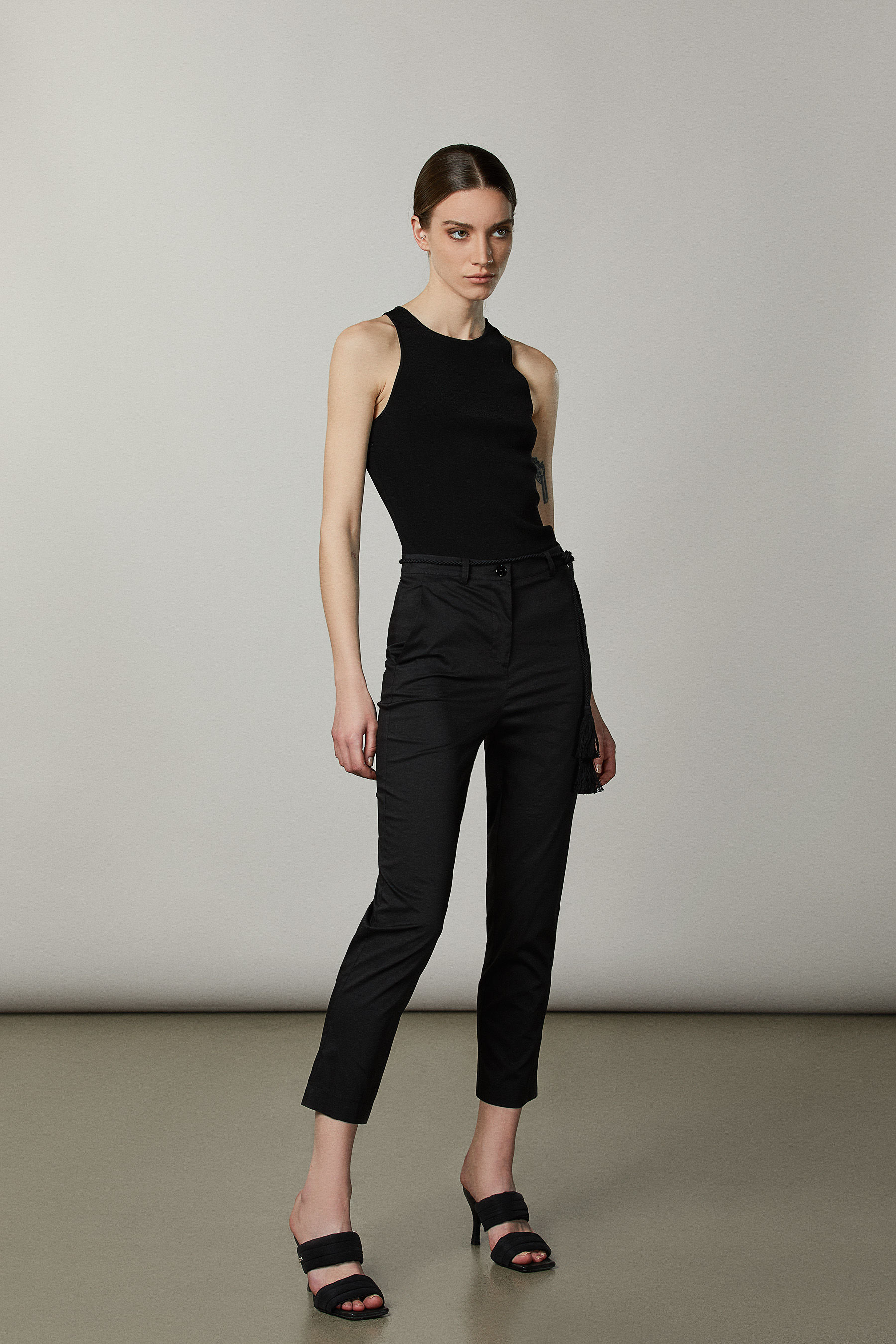 Top bodycon senza maniche