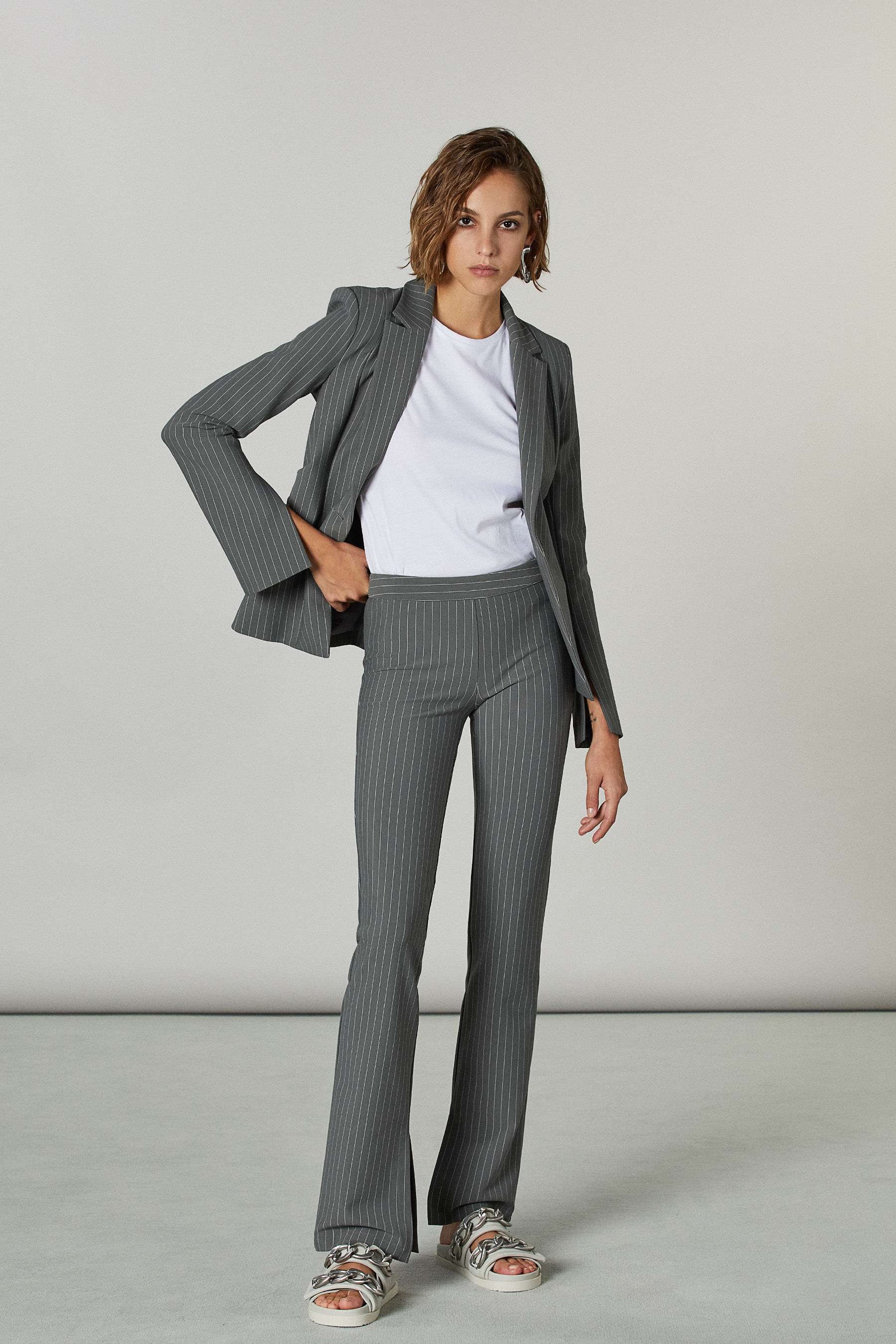 Pantaloni con spacco laterale