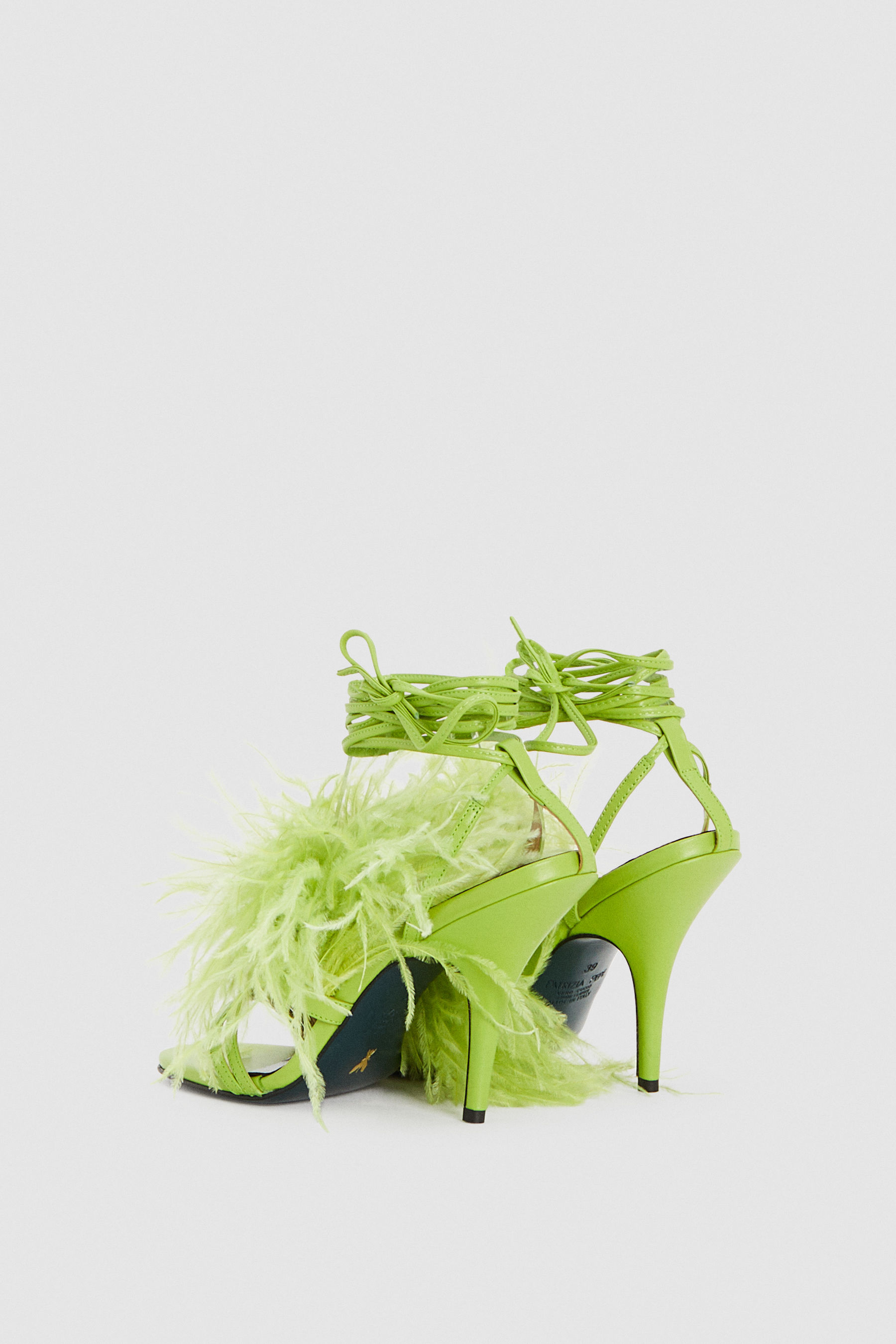 Heeled sandals with a feather collar 
