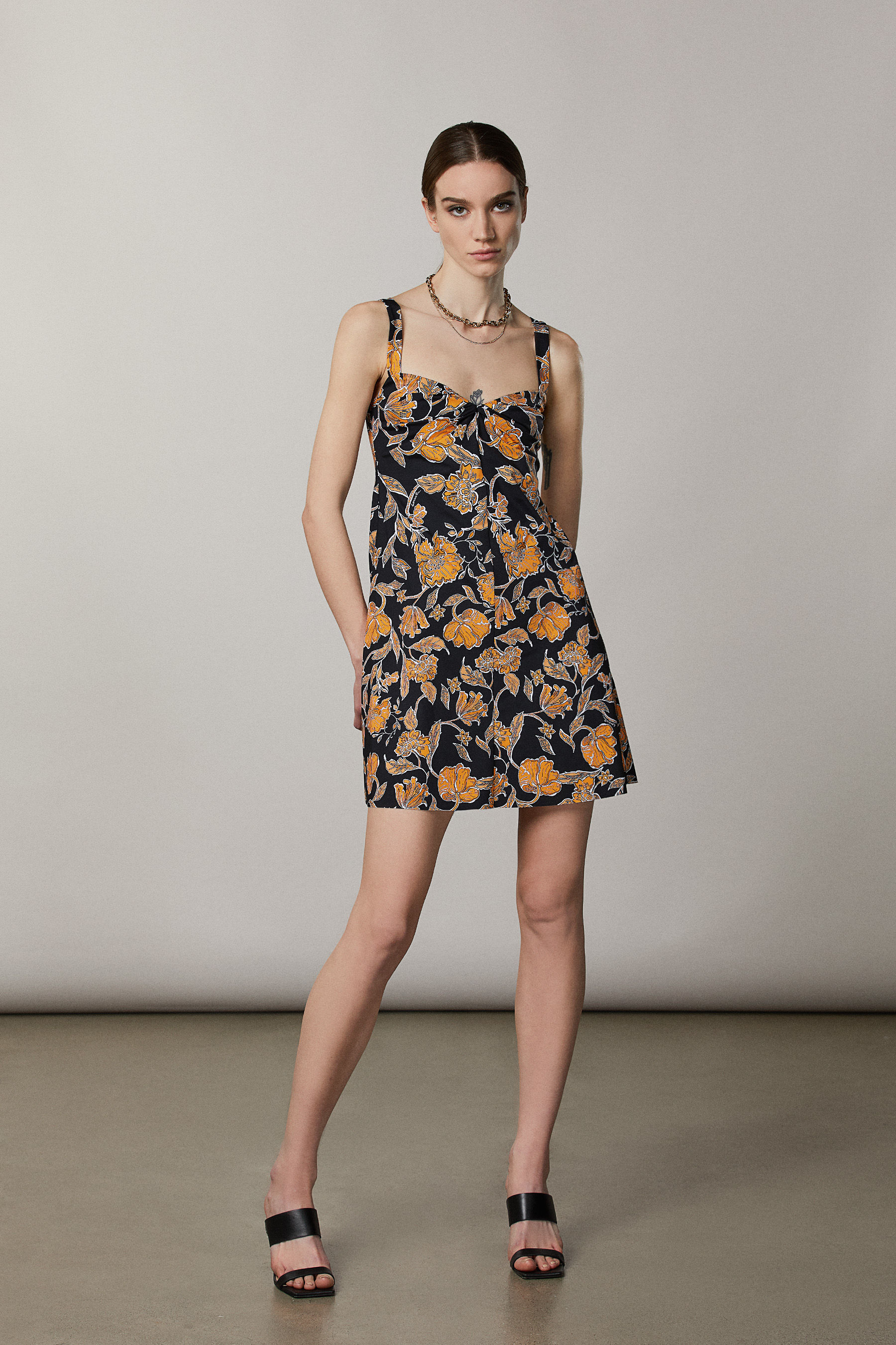 Abito mini con scollo a pieghe