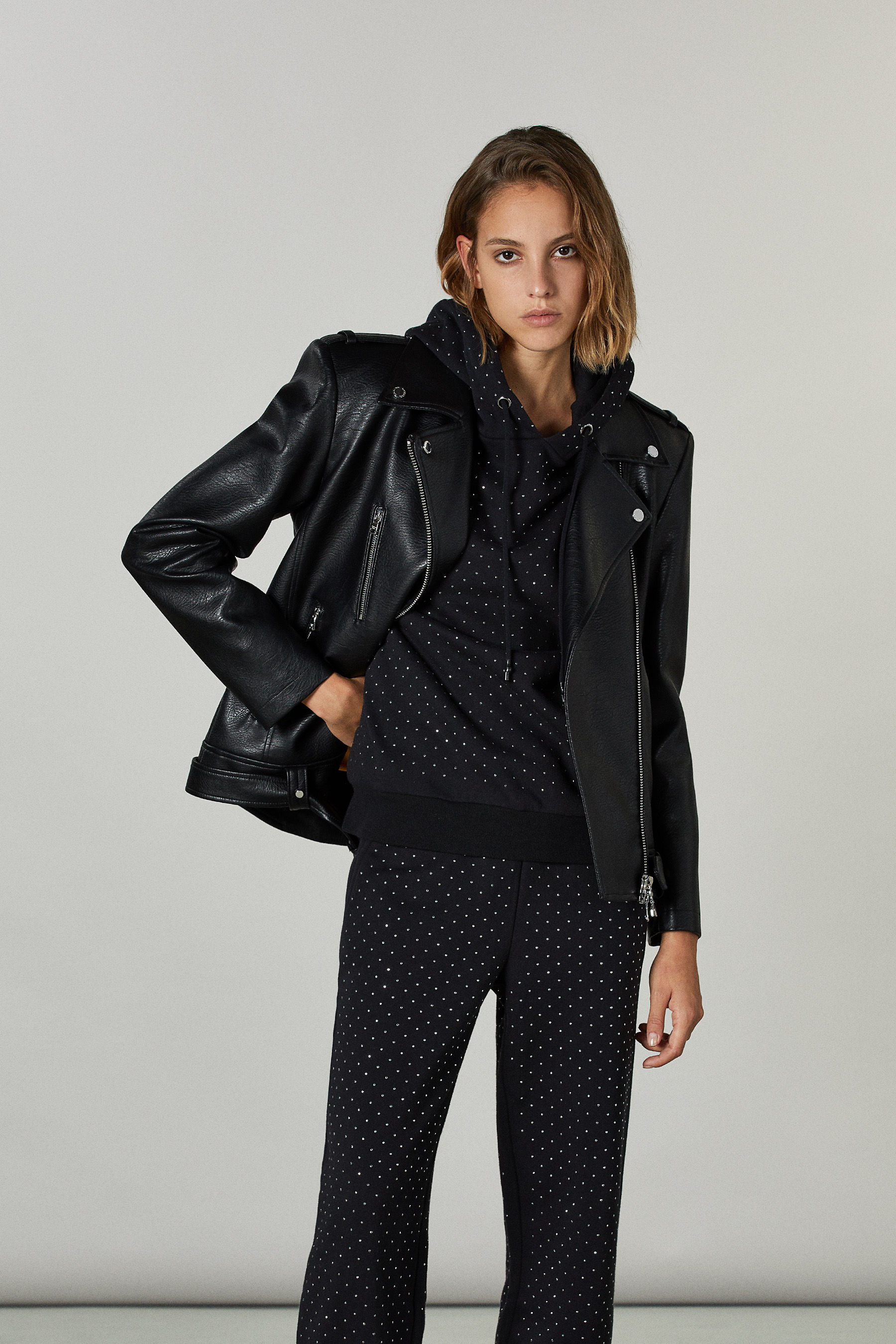 Felpa con borchie all over