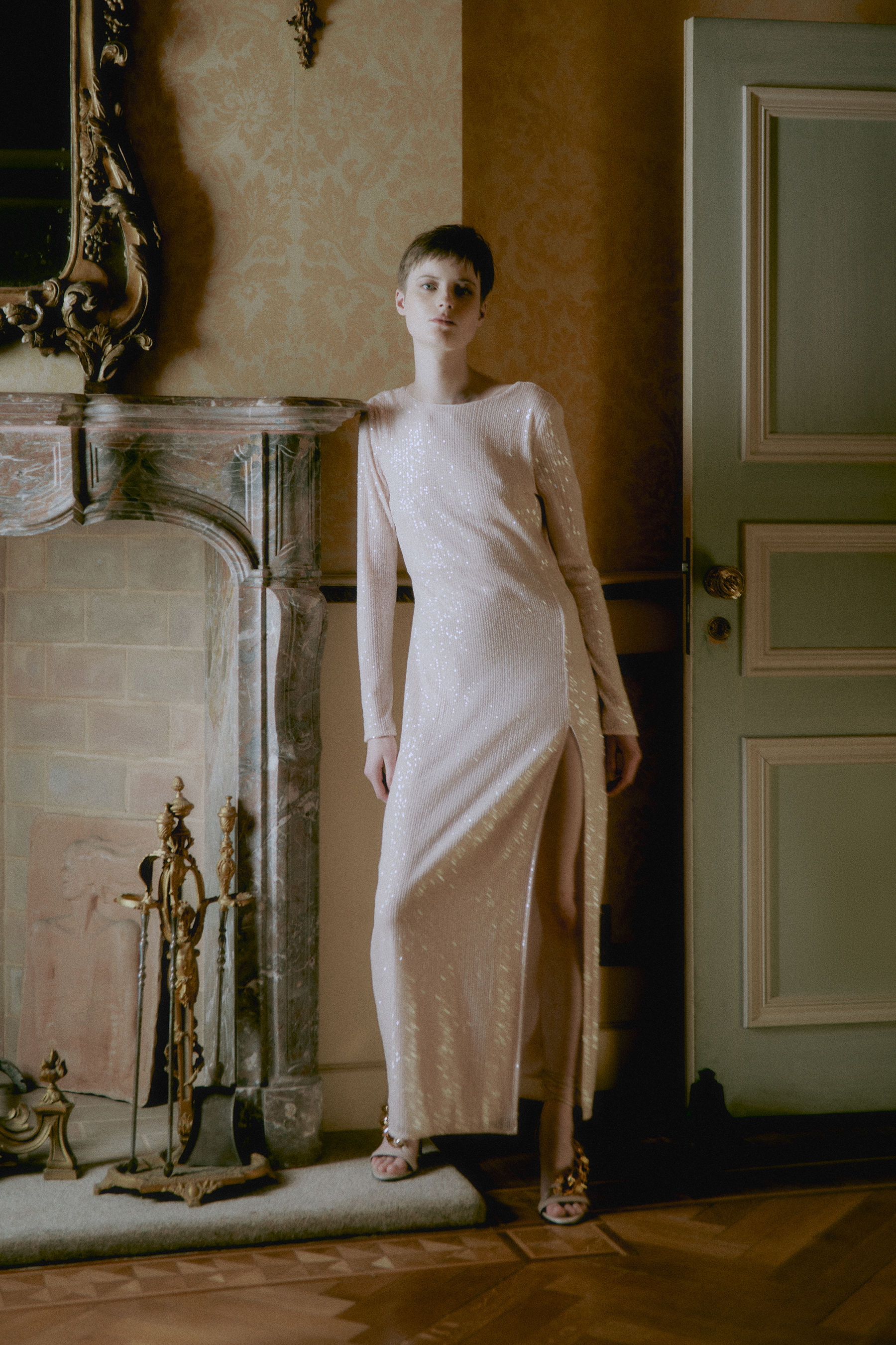 Abito lungo in tulle con paillettes