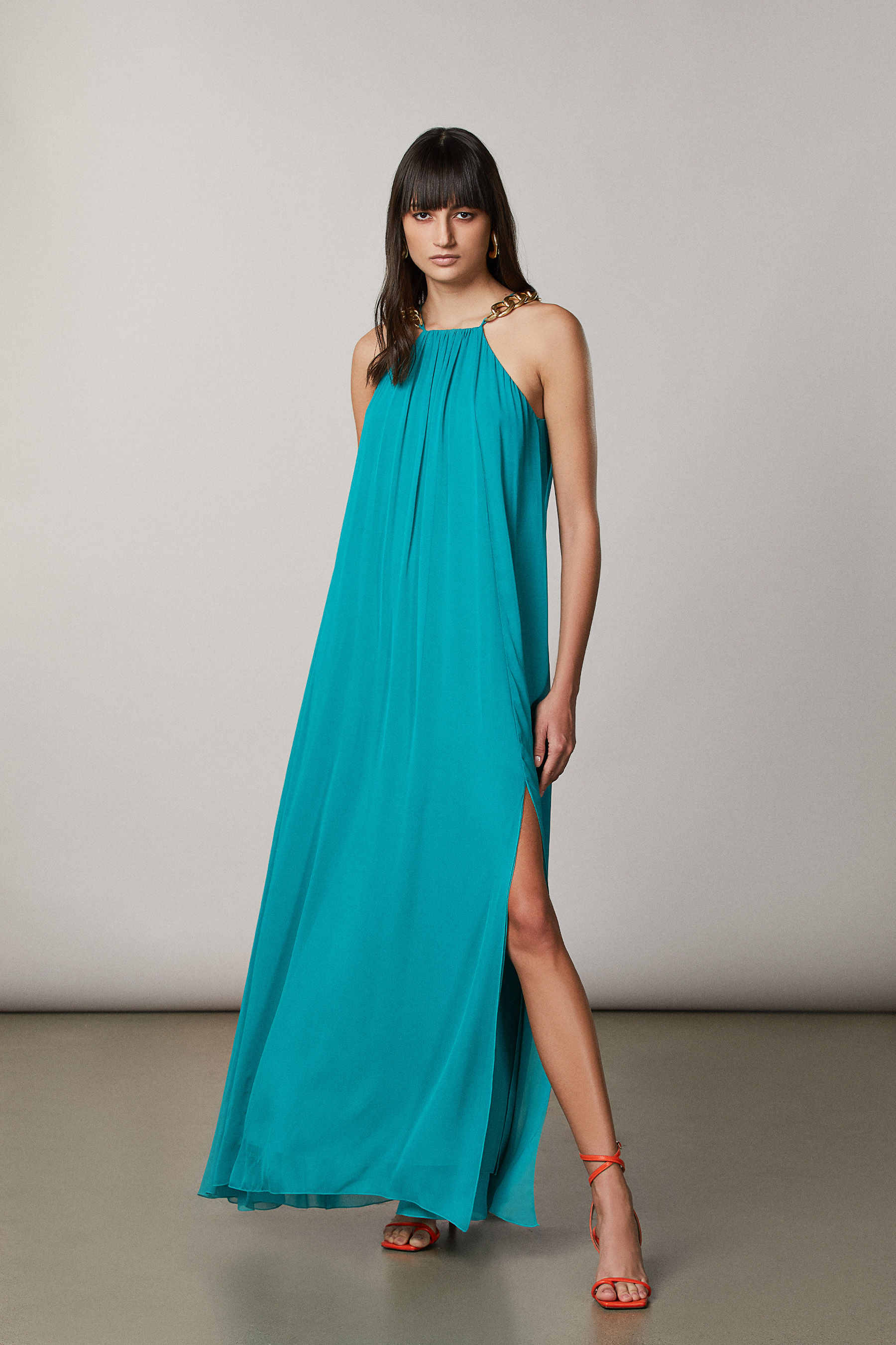 Abito lungo scollo all'americana