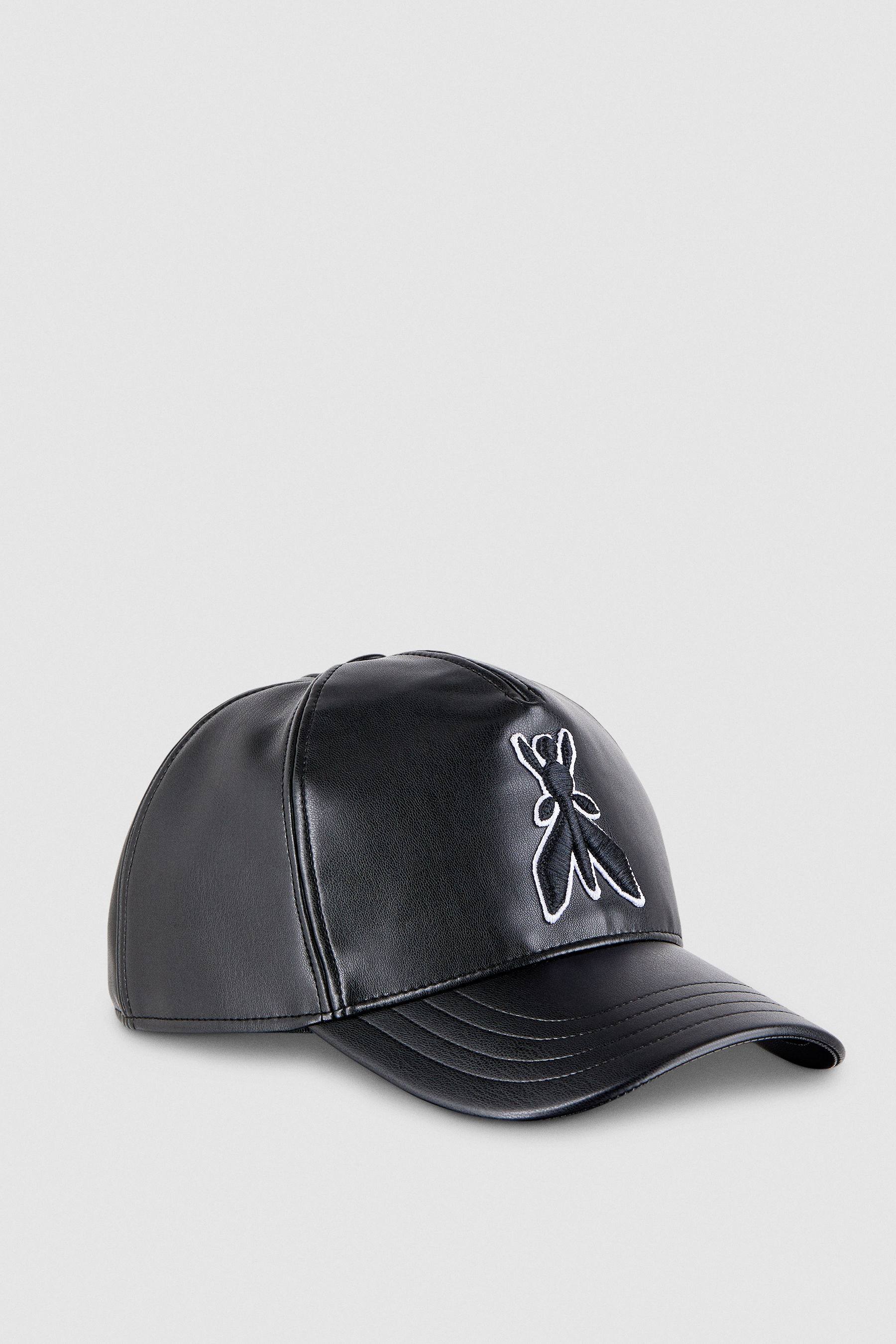 Fly embroidery-decorated baseball cap 