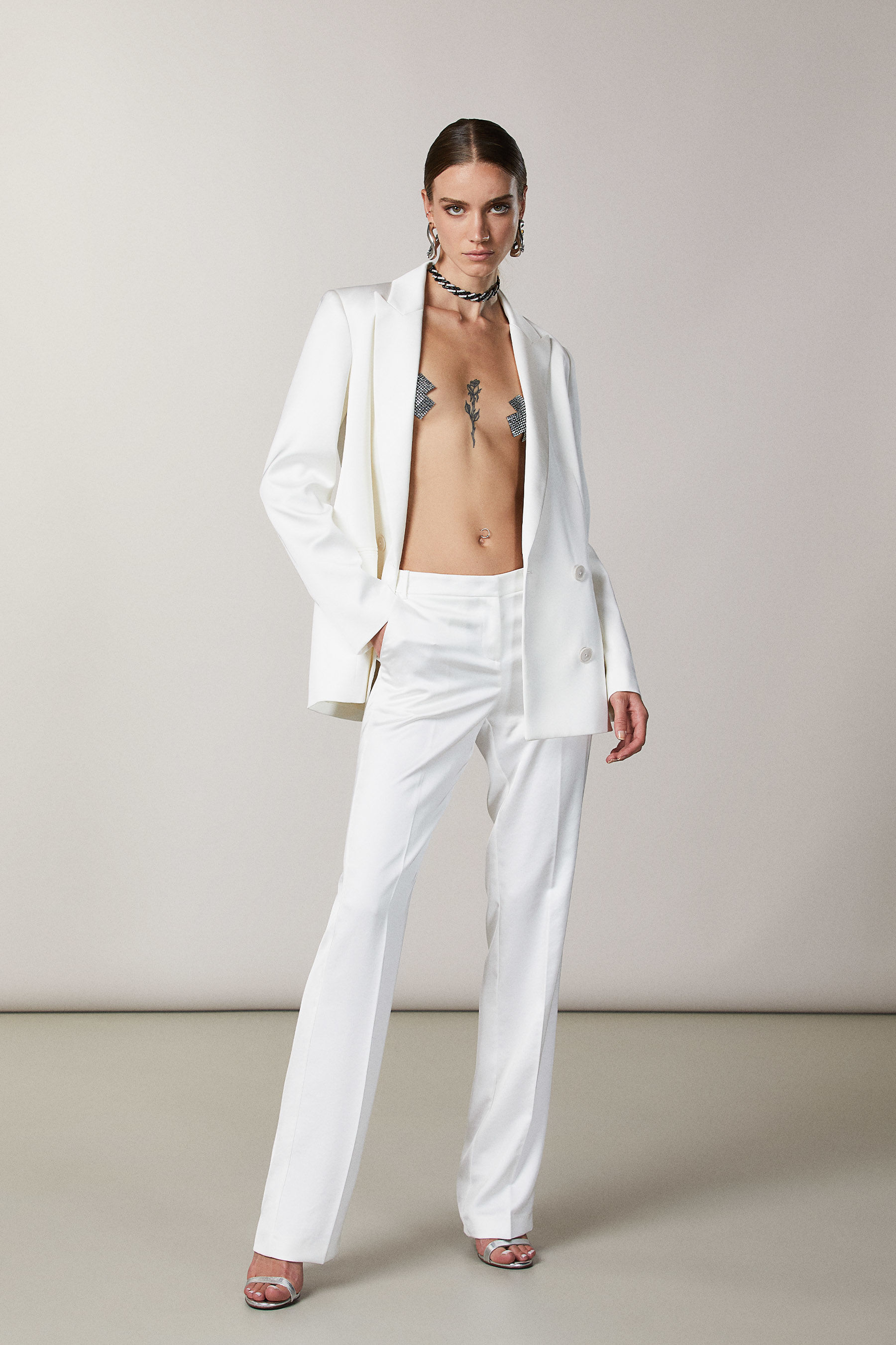 Spodnie z niskim stanem o męskim kroju