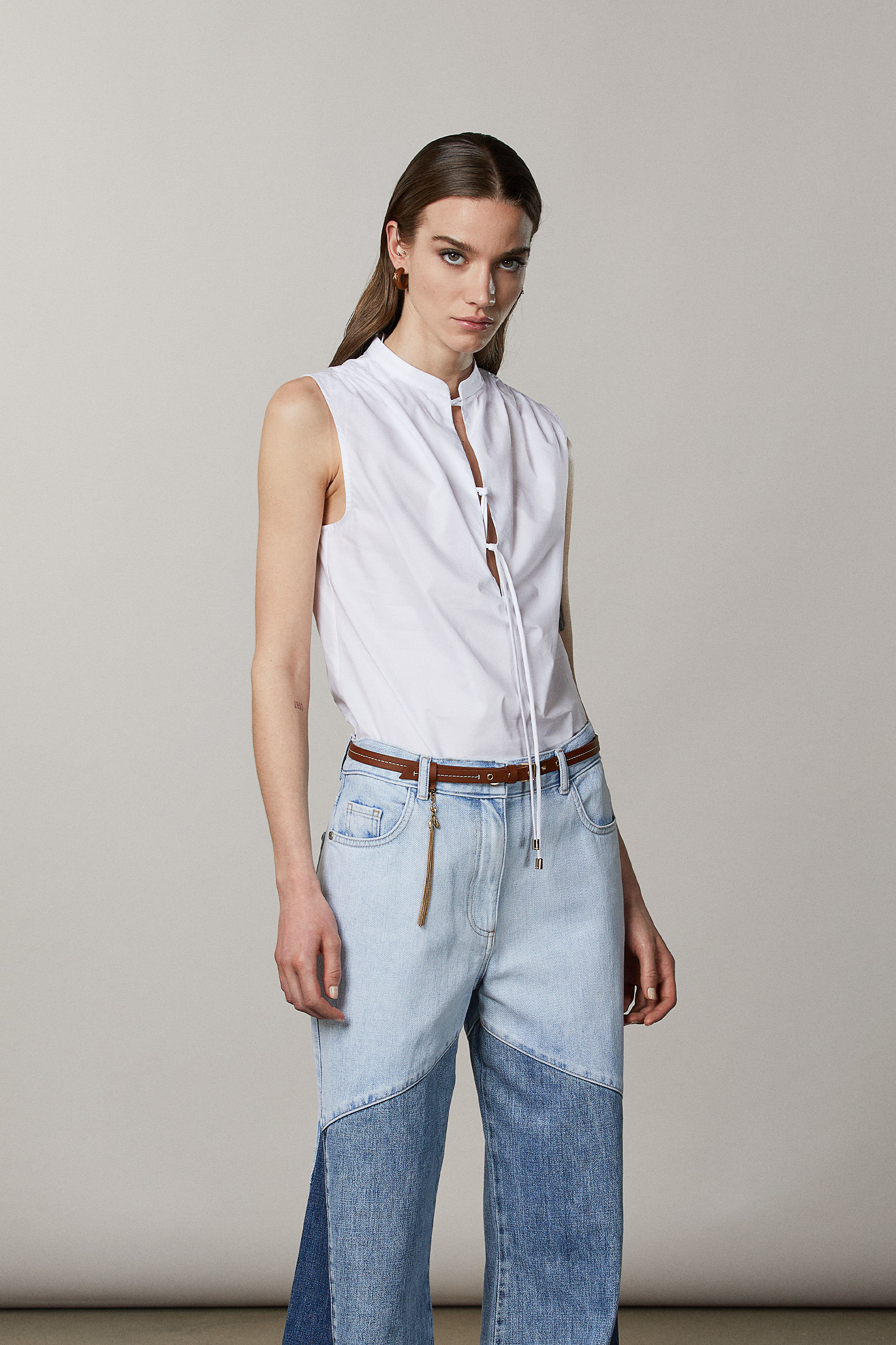 Sleeveless Mandarin-collar blouse 