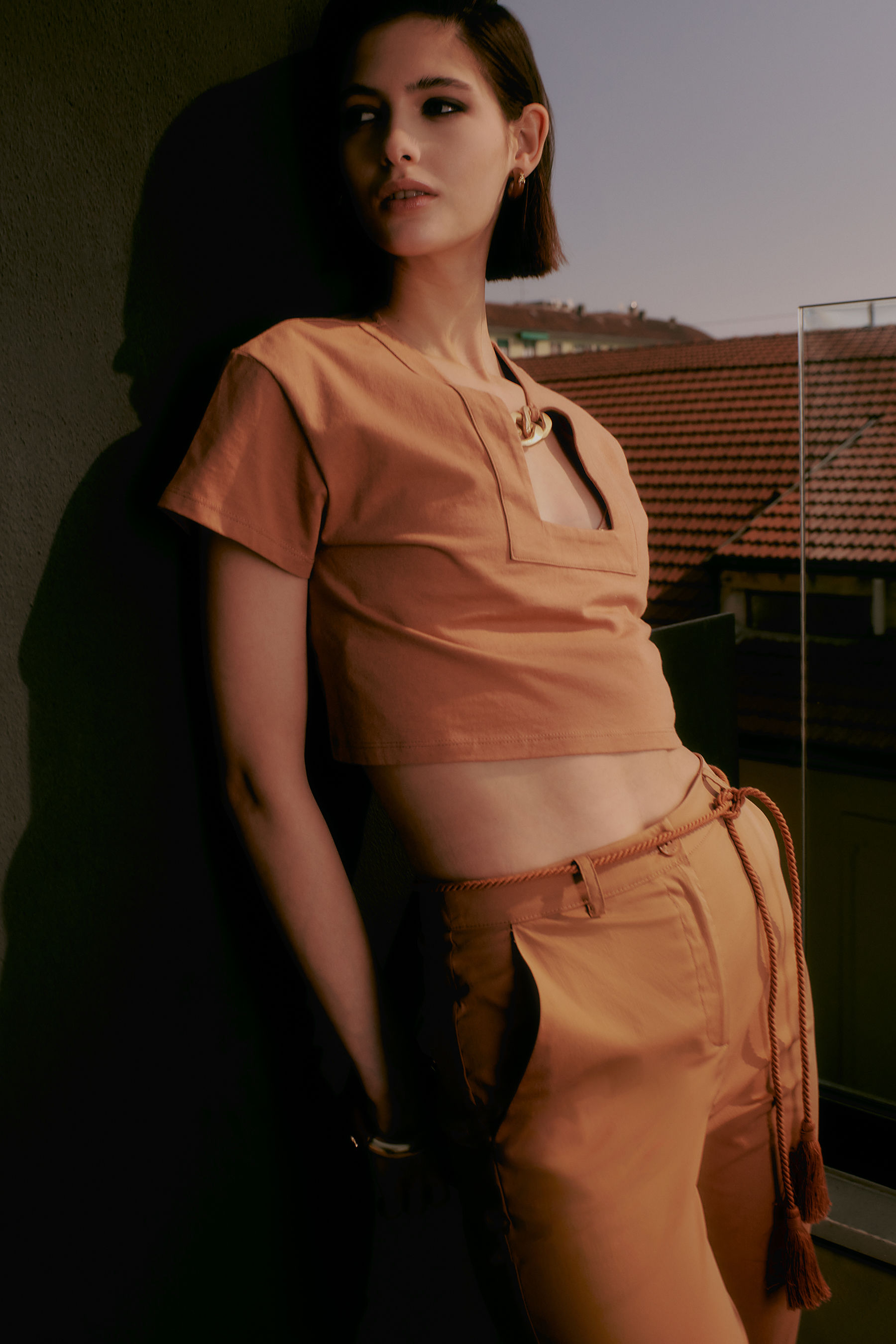 T-shirt cropped con catena