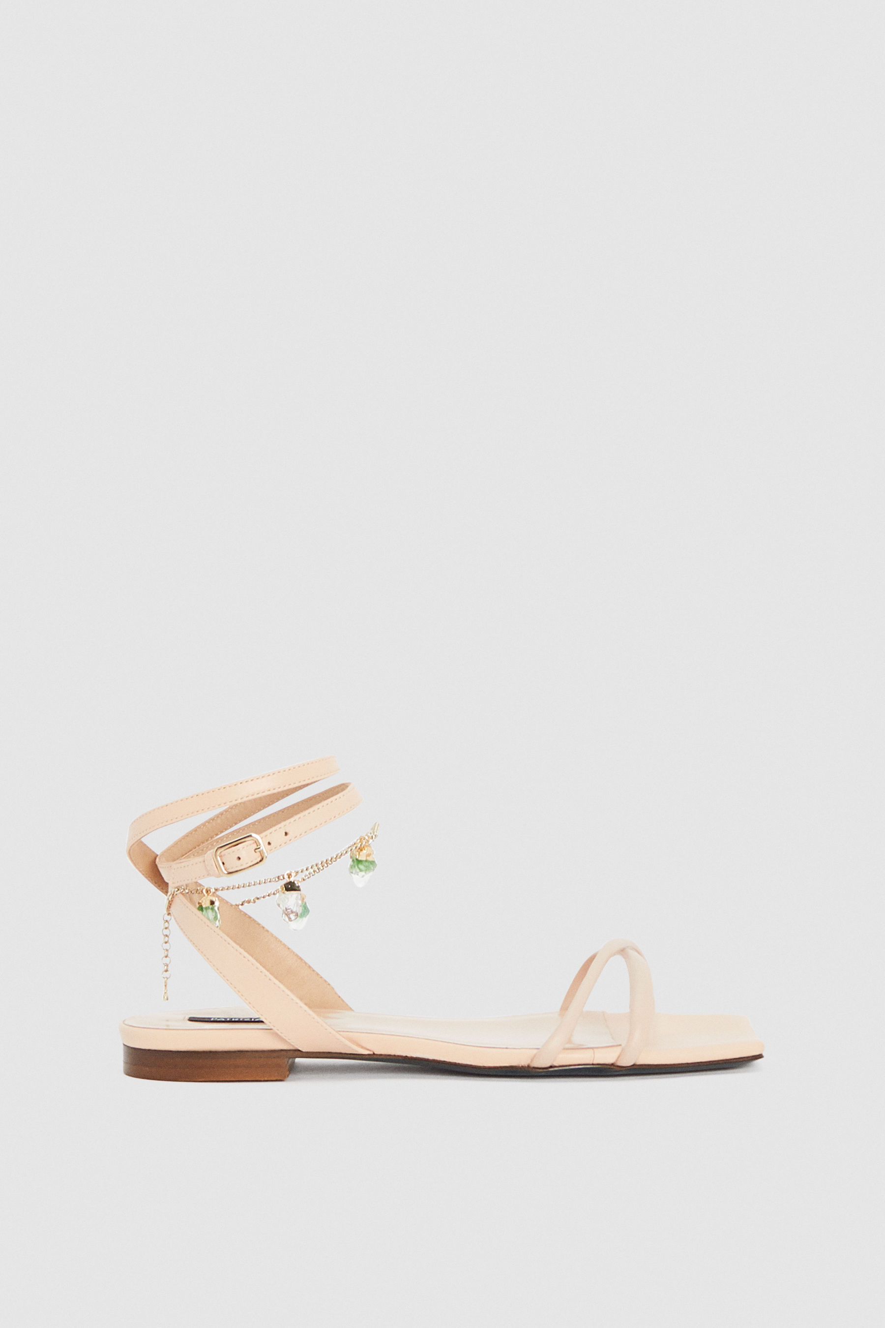 Sandali punta quadrata con catenina