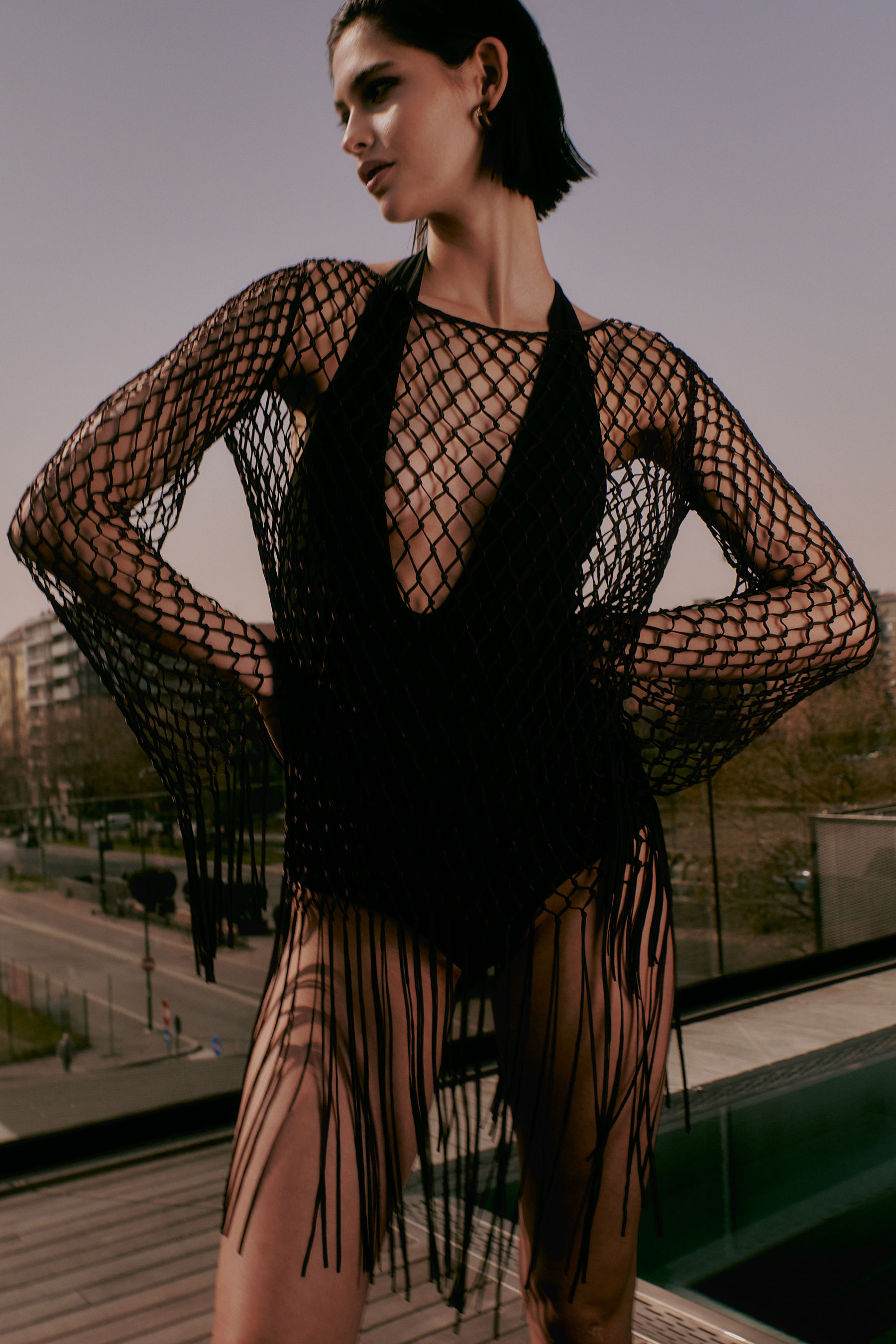 Abito mini a rete con frange